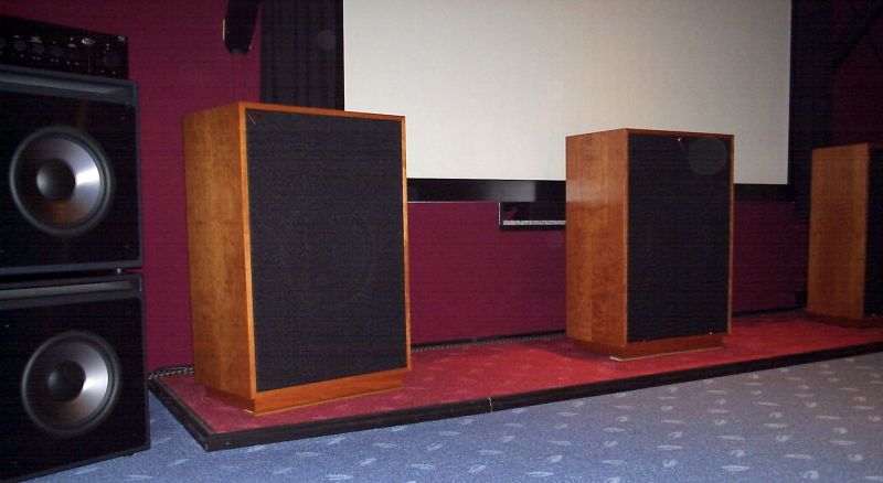 Ein absolut perfectes Homecinema/Stereo Set-up , bestehend aus 3 x Klipsch Cornwall III Anniversary , 2 x Klipsch Heresy III Anniversary , 4 x Klipsch THX Ultra Subwoofer mit Controller/Endstufe ! Powered by AARON No.22 Cineast Vorverstärker und AARON No.3 Millennium Endverstärkern . Wired by Viablue Biwire . Placiert auf Lovan Racks . Alles perfectioniert by Werner Enges Atmsophere_klipsch in 31008 Elze . Telefon 05068-3031 or international call 0049-5068-3031 . Get Your fun today !