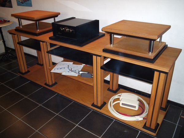 Absolut perfectes HighEnd Woodrack entkoppelt mit Transrotor Jumbo Pucks bei Werner Enges Atmosphere in 31008 Elze bei Hannover . Anrufen unter 05068-3031-telefon .