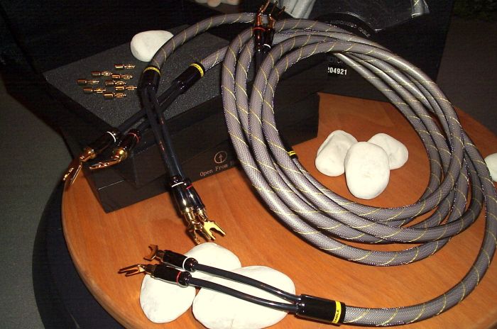Und für den Einsteiger mit HighEnd-Ambitionen :Dynavox - da lohnt selbst der eigene Zusammenbau nicht mehr . 2 x 3 meter incl. 8+8 Stecker ( Bananas+Schuhe ) fertig konfektioniert für nur 79,-- € ! Erhältlich bei Werner Enges Atmosphere in 31008 Elze - Saaledamm 5 . Versandkostenfrei ab 2 Sets !!! Rufen Sie uns an unter 05068-3031 Telefon / 10.30-19.00 Uhr .