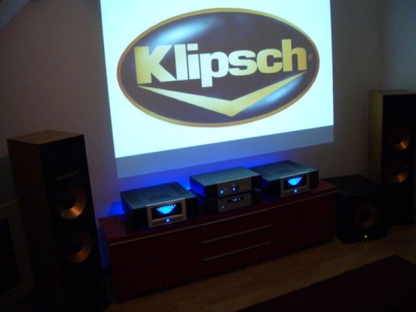 Klipsch Reference RF 7 , der Kultlautsprecher , in Verbindung mit Advance Acoustic Monoblöcken , Vorverstärker und CD-Röhren-Player von Werner Enges Atmosphere .