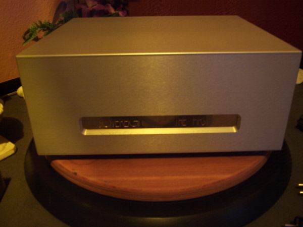 Eine wunderschöne Sovereign The First High End Endstufe ist bei uns im Kundenauftrag abzugeben . Tipp : Suchen Sie den Schalter zum Aktivieren des Gerätes , er befindet sich nicht auf der Rückseite . Gerät ist selbstverständlich werksgeprüft . Einige kleine Gebrauchsspuren , kaum sichtbar , inclusive . Col. Sovereign silver-shadow . Abzugeben zum attraktiven Showdown-price . Call 05068-3031 . Alles von Werner Enges Atmsophere in 31008 Elze Saaledamm 5 .. we serve europewide - we do better . Call 0049-5068-3031 . Vom der Hersteller der im Guinness-Book der Rekorde verzeichneten grössten Verstärker der Welt .
