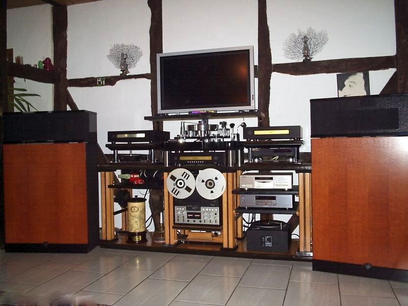 Alles ein Aufbau von Werner Enges Atmsophere : Das absolute Wow-Set ! Sovereign Signature Series Ultra High End Endverstärker Power im Bi-amping Modus + Sovereign Signature Series Director Preamplifier . 05068-3031 . Wir arbeiten perfekt . Europaweit . Call 0049-5068-3031 . Everlasting Quality from the Atmosphere Store by Werner Enge . D-31008 Elze - Saaledamm 5 . eMail : werner@klipsch-direct.com
