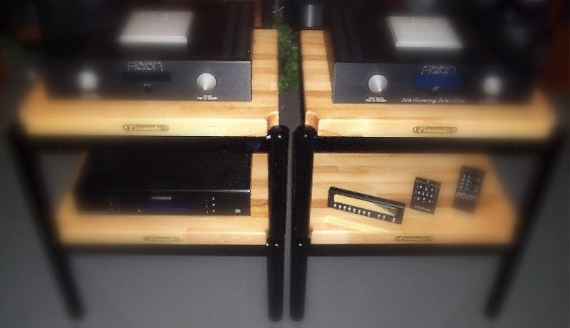 Coronado im Nebel mit HighEnd Verst&auml;rkern von Aaron , dem No.1a sowie dem 20th Anniversary ( Double X ) und einem CD-Player von OperaAudio , sowie einigen Metallfernbedienungen von Opera , Aaron und dem Sovereign Director ( Ultra HighEnd Preamp ) . 