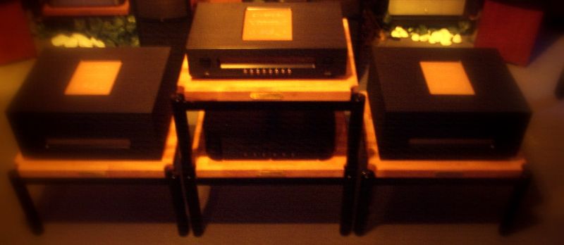 Aufbau der Coronados mit den Ultra HighEnd Componenten von Sovereign , den beiden Endstufen Sovereign Eternity Monoblöcken , der Vorstufe Sovereign Director ( alles aus der Sovereign Signature Series ) und einem CD-Player von OperaAudio , hier einem rabenschwarzen Orfeo .