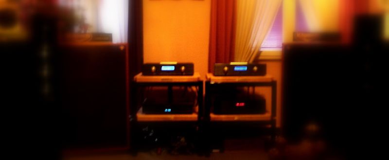 Ein weiteres Arrangement im Demo-Raum bei uns , im Hintergrund links und rechts die berühmten Lautsprecher Klipsch Cornwall III Anniversary in american-cherry .