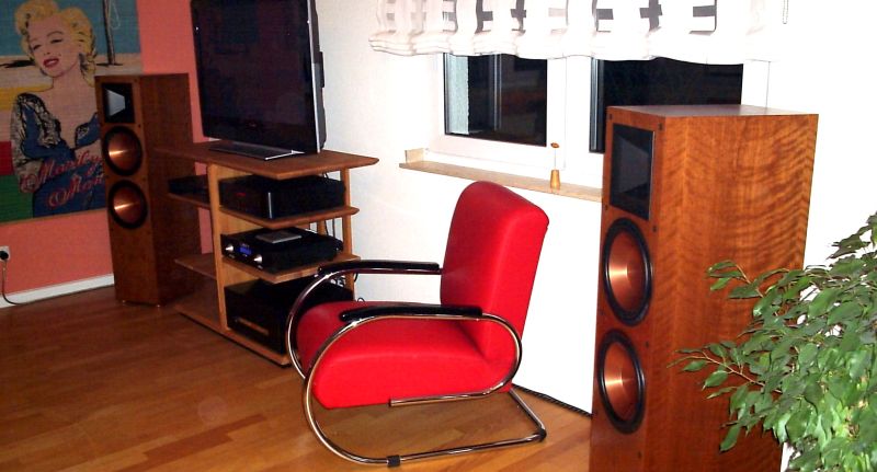 Wieder mal ein wunderschön tönendes Set-up , was wir gerade erstellt haben zur vollsten Zufriedenheit unserer begeisterten Kunden und Musikliebhaber . Klipsch Lautsprecher aus der neuen Reference-Serie , die Klipsch Reference MKII/7 in american-cherry ( abgebildet ohne Bespannung ) . Angetrieben und bestens versorgt via OperaAudio Orfeo CD-Player , Aaron No . 22 HighEnd Vorverstärker und , für die absolut soveräne Leistungsentfaltung eben eine HighEnd Endstufe von Sovereign . Punkt . Passt . Verkabelung Viablue complett im Bereich LS + NF . Wie immer unsere höchstwertige Verstromung ohne Voodoopreisgestaltung . Have Fun ! Well-done-by-Ronny-+-Werner-05068/3031-phone.