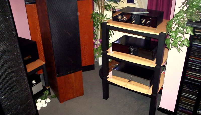 Eine wunderschöne HighEnd Combination aus folgenden Geräten aus Vorbesitz : Aaron Vorverstärker No . 2 , 2 x Aaron Monoendverstärker No . 4 , alle Geräte Chromausführung , nichts verbastelt , alles original , 48 Stunden Dauertest unter wechselnden Lasten und Belastungen erfolgreich absolviert . Für ihren Bestpreis rufen Sie ganz einfach durch unter 05068/3031 phone . Ideal für alle Lautsprecher , wo es dann mit der Impedanz schon schwierig wird für bestehende amps ......