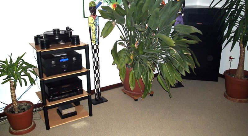 Klipschorn again , rabenschwarz und weniger platzfordernd als eine Pflanze - in perfecter Harmonie sorgfältig aufgestellt im Verbund mit einer HighEnd Vorstufe von Aaron , der No.22 , sowie der entsprechenden Endstufe Aaron No.3 Millennium . Als Quellen fungieren ein ebenso rabenschwarzer Transrotor DarkStar mit TR800S sowie einem Goldring Uccelo Abtastsystem - Phonoteil ganz unten : Transrotor . Pioneer bedient die CD´s mit einem stabile platter mechanizm , schon etwas älter - aber gut zu gebrauchen . Stabile Lovan Rackpodeste sorgen für den immer festen unbeinflussten Klang - hier black-gold-buche . Verkabelung komplett Viablue without Voodoo / CD-Pre-End-Khorn . Wie immer ist auch hier die Langzeitzufriedenheit absolut garantiert - all das in einem schönen Ambiente . Alles wie immer von Werner Enges Atmosphere 05068-3031-Tel .