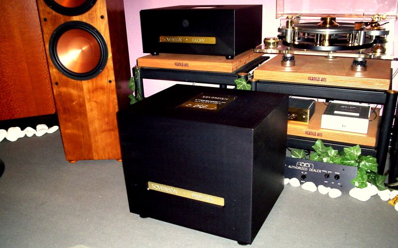 Eine absolute HighEnd Rarität - der Sovereign Signature Series Analysis Active Subwoofer . Fragen Sie uns nach ihrem Bestpreis für dieses in black-anodyzed Aluminium ausgeführtem Schätzchen . Fully downfire , Phase , Frequenz , Extra-Bass , Pegel , alles fein regelbar , auto on-off , feine Entkopplerfüsse . 05068-3031-Telefon . Werner Enges Atmosphere .