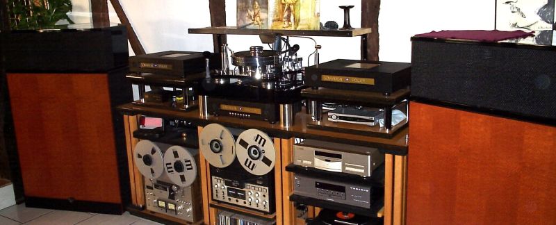 Das absolute Wow-Set . Zuerst waren hier recht viele verschiedene Verstärker . Dann kamen die SOVEREIGN Signature Series . Dann hatte die Suche ein Ende . Hier mit Sovereign Signature Series Director Ultra High End Vorverstärker und 2 x Sovereign Signature Series Power Ultra High End Endverstärker im Modus Bi-amping mit Klipschorn 60th Anniverary plus Transrotor Z1 incl. Grado Reference Wood auf piano-lack Gerätetragfläche , verkabelt komplett mit Viablue Bi-wire und Viablue RCA´s . Dazu noch eine äusserst coole Tandberg Reel-to-Reel und eine Akai im Top-Zustand . Absolutely international Musician´s proof .