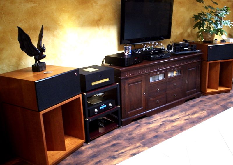Auch wieder eine ganz feine Sache , Aaron No.22 Cineast + Sovereign Glory Ultra HighEnd Endstufe aus der "SovereignSignatureSeries" , Consonance OperaAudio Orfeo CD for the music , Cambridge Azur BlueRay- alles an Klipsch La Scala II Anniversary aus der Klipsch Heritage Serie + Klipsch 3x12zoll Subwoofer . Und : der Transrotor DarkStar mit Jelco Tonarm und Goldring Abtastsystem , ein wunderschönes Analoglaufwerk auf zusätzlicher Schieferbasis . Racks : Lovan mit zum Sideboard passenden Gerätetragflächen . Ordentliche Netzkabel , NF Viablue und andere schöne Dinge , die man so braucht , um Genuss zu haben . Eine Anlage , die ihre Wertigkeit in einem schönen Raum richtig zur Geltung bringt - klasse ! installation-by-ronny+werner-call-us-at-05068-3031-phone-or-international-at-0049-5068-3031