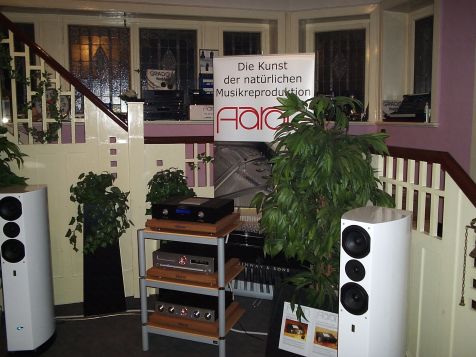 Die Kunst der natürlichen Musikreproduction mit AARON Verstärkern und AudioPro Lautsprechern Avanti DC 100 bei Werner Enges Atmsophere-Klipsch in 31008 Elze bei Hannover .