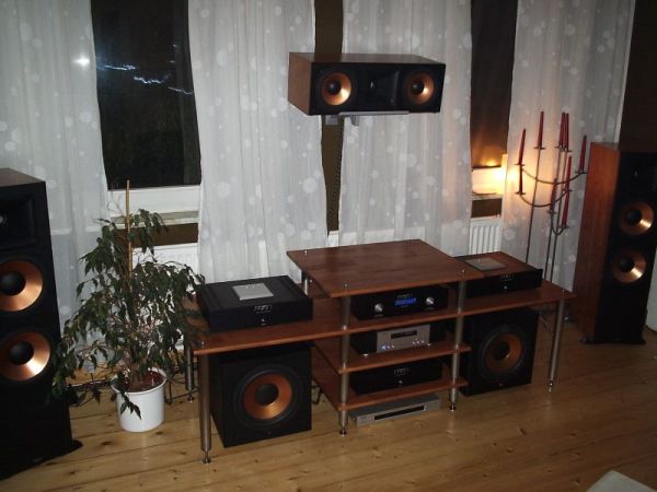 Wegen Wechsel auf Klipschorn im Kundenauftrag günstigst abzugeben : 2 x Klipsch RF7 Standlautsprecher , 1 x Klipsch RC7 Centerlautsprecher , 2 x Klipsch RS7 WDST Surroundlautsprecher . Weiterhin 1 x Aaron No.33 Millennium 3Kanal-Endstufe absolut neuwertig sowie reichlich Viablue ( für Center und Rears sowie RCA-Kabel ) . Alle Teile neuwertig , kaum in Mehrkanal gelaufen . Fragen Sie für ihren Bestpreis bei uns unter 05068 - 3031 Telefon .