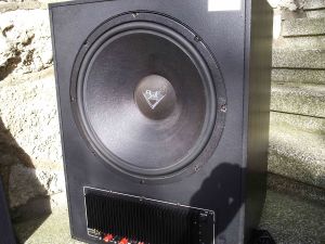 Rückseite des Klipsch Aktivsubwoofer mit 38cm Passivradiator , frontseitig 38er aktiv angetrieben mit 200 w continous gehts runter bis zu echten 27 hertz