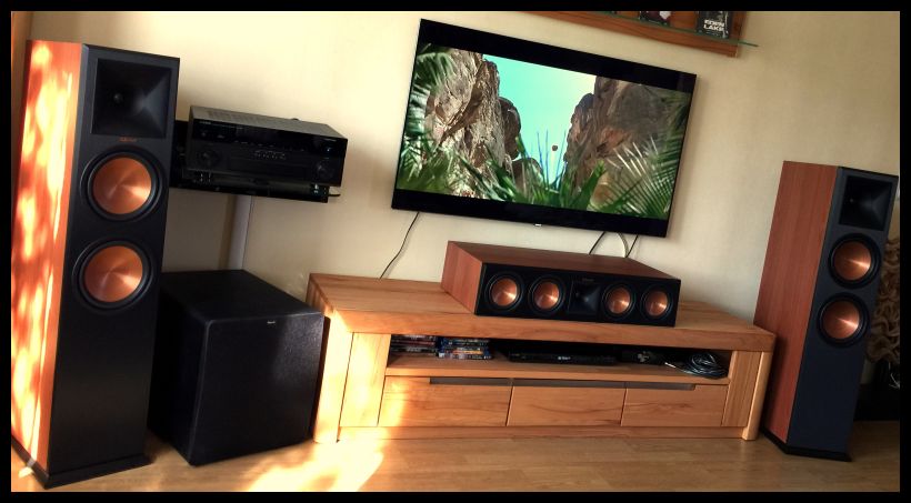 Auch hier mal wieder ein schönes Surround-System im netten Ambiente - bestehend aus Componenten der aktuellen Klipsch Reference Premiere Series , den Klipsch RP 280 F , Klipsch RP 450 C , Klipsch RP 250 S , sowie einem Klipsch Active - Subwoofer . Selbstverständlich werden die Verkabelungen des TV noch in einem schönen Kanal gebündelt - das Foto entstand vor der endgültigen Fertigstellung in einer verdienten Kaffeepause , das gehört zwingend zur Installation dazu . Wenn aufgebaut wird , dann mit Zeit , Ruhe und Accuratesse - dann passt am Ende alles , Kunde zufrieden - Tag gut . For Service just call 05068 / 3031 / phone - Werner@Atmosphere wünscht weiterhin viel Freude am neuen System !