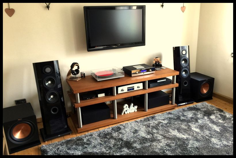 Auch mal wieder ein tolles Set-up , hier wieder basierend auf dem aktuellen preisgekrönten 2016 ( see at news ) HighEnd Vollverstärker Aaron " The Chrome One " , unterstützt vom soliden und flexiblen OperaAudio MKIII CD - Player und verbunden mit HighEnd S6Air Viablue RCA ´s . Analoges dazu und ein Paar high-gloss-black-laquerd fantastic german HighEnd Speakers mit ausgelagerten networks - Klasse ! Für absoluten deep-low-bass gibt´s noch active subwoofers ..... jetzt passt es auch mit dem Bass perfect - dank 2 x Klipsch Reference Premiere 12zöllern . Viel Spass an der tollen Anlage wünscht den lucky owners immer ( and always happy listing - we´ll aaronize You ! ) Werner@klipsch-direct.com .