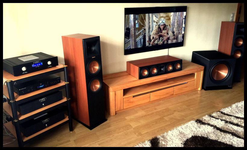 Auf einem schönen Rack von Lovan , hier Classic II ( black-gold-buche & Footers ) , befinden sich die wie immer richtigen Componenten : die HighEnd Vorstufe Aaron No.22 Cineast , die Aaron HighEnd Endstufen No.3 Millennium sowie die Aaron No.33 C - als perfecter Zuspieler dient ein ordentlicher Multiplayer mit 2 excellenten D/A Wandlern , dementsprechend doppelten Ausgängen und einer positiven Menueführung . Nicht nur der active Subwoofer ( 15zoll frontfire , down to 15 hz ) kommt von Klipsch , sondern selbstverständlich auch die Front left & right , der Center & die entsprechenden Rear-Lautsprecher . Alles in allem ein sehr überzeugendes System sowohl bei Music & Film - Verkabelung unter Zuhilfenahme von vielen made in Germany Viablue Lautsprecher - und RCA - Kabeln . Things done right , we aaronize You - interessiert ? Einfach 05068 / 3031 / phone . 