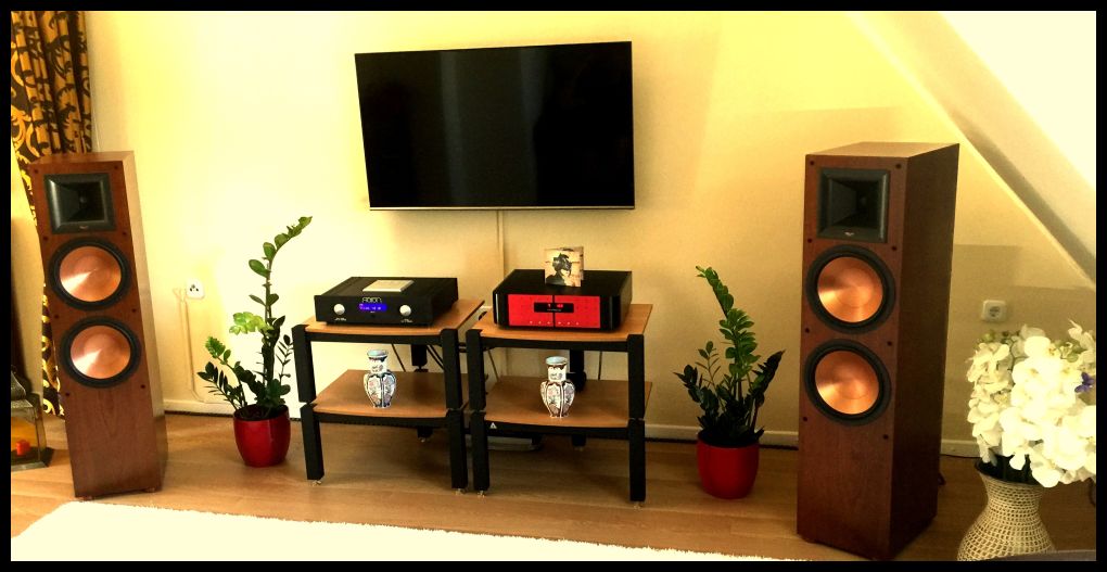 And again , a cool System im angenehmen Ambiente ( Hörgenuss auf einem absolute british Ledersitzmöbel mit neuem white coloured carpet für noch mehr relaxten aaronizing sound ) - Klipsch MKII RF7 in american - cherry + Lovan Sovereign Rax , black plus Buchegerätetragflächen , Viablue complete für alle Verbindungen - so wie es sein soll für den excellenten Ton - und ein Aaron No.1a HighEnd Vollverstärker ( we´ll aaronize You ) sowie ein speziell für den Kunden angefertigter CD-Player von OperaAudio im red-black Forbidden City Design . Selbstverständlich accurate Verstromung und alles in Phase gebracht - selbst der TV sitzt nun very perfect und darf über einen Project Wandler über diese schöne Installation spielen . Everytime the best happy listening wünscht den lucky owners Werner@klipsch-direct.com . More Informations : einfach Telefon 05068 / 3031 - ja , so einfach kann es sein !