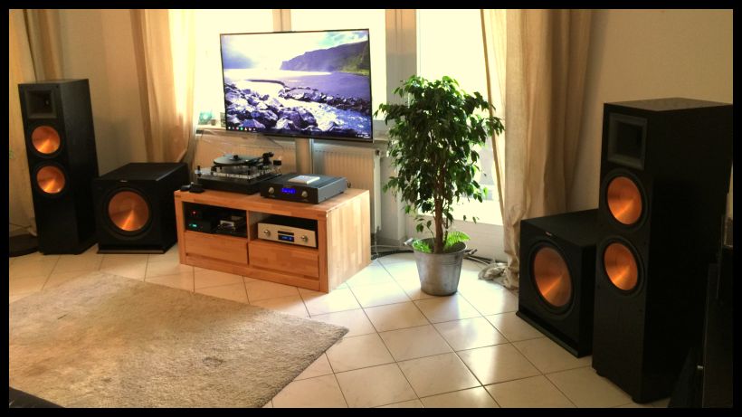 Und auch hier wieder mal ein tolles System , dank diverser Wandler von Project und Opera ( OperaAudio MKII CD2.2 - Player & Wandler für externe Geräte in nur einem schweren Gehäuse !!! ) spielt hier auch jedes digitale Medium - angetrieben wird die Klipsch Lautsprecherfront vom immer wieder bewährten HighEnd Vollverstärker Aaron No.1a ( notice : never change a winning team !!! ) , aus der Reference Serie spielen hier die MKII Klipsch mit zwei 15zoll Klipsch active Subwoofers für den erweiterten perönlichen Spass - denn wie heisst es immer so schön in Fachkreisen : Musik soll Spass und Freude bereiten !!! Das tut dieses System hier in hoher Performance , auch der analoge Bereich kommt mit einem schönen Project nicht zu kurz . Everytime a happy listening den glücklichen ownern wünscht Werner@klipsch-direct.com . Fragen ? 05068 / 3031 / phone . 