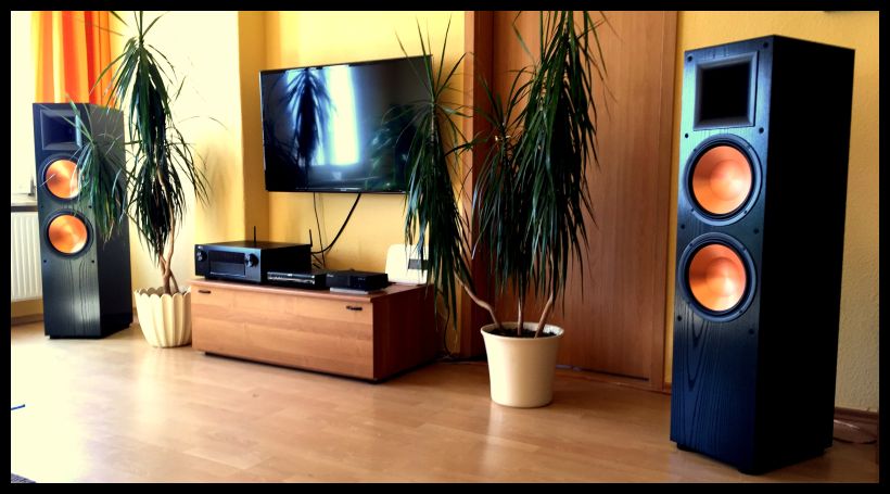 Auch sehr cool - complett digitale Quellen für alles - angesteuert wird hier eine amazing fantastique Klipsch MKII RF7 aus der Klipsch Reference Linie . Im schönen Ambiente eines netten Penthouses dürfen sich die glücklichen Besitzer nun entspannt zurücklehnen und über Jahre hinweg bei spannender Musik ihrer Leidenschaft relaxt entgegensehen . Always happy listening wünscht werner@klipsch-direct.com - www.wernerenge.com . Want those amazing speakers ? Just give us a call at 05068 / 3031 / phone or 0049 / 5068 / 3031 international call . Have fun for a lifetime !