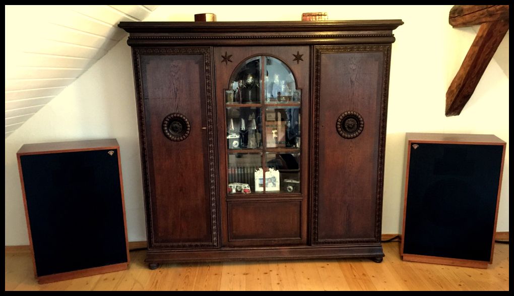 Im schönen Ambiente im perfect ausgebauten Dachgeschoss hier aus der Klipsch Heritage Serie ein Paar hochmusikalische relaxte Klipsch Cornwall III in einem american - cherry ( amerikanische Kirsche ) . Der glückliche Eigentümer hat eine Menge Hörgenuss via Analog mit SME , einer prima Bandmaschine , netten Amps etc. etc. Alles passt , klasse ! Neben der klassischen Klipsch Cornwall gibt es zum 70th Anniversary des Herstellers Klipsch auch noch ein paar wenige interessante Sonderserien , limited auf 70 pairs worldwide und selbstverständlich preistechnisch der hohen Exclusivität angepasst . Entspanntes Hören findet hier sowohl im Nahfeld als auch in der weiteren Distance statt , und , logischerweise funktioniert das absolut perfect . CW III , einer der wenigen Lautsprecher , die bei wandnaher Positionierung ihr Potential amazing fantastic entfalten . More about : just give us a call at 0049 / 5058 / 3031 / phone . Everytime a happy listening to the owner wünscht : werner@klipsch-direct.com . 