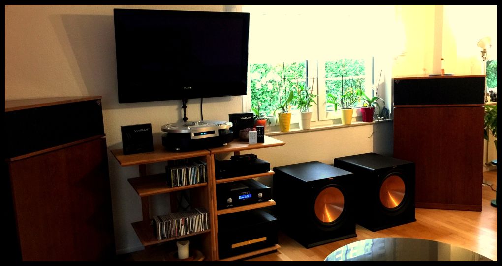 .... cooles Set-up für die Ewigkeit , 2 x Klipsch Active 15" subwoofer ( die nicht notwendig sind , aber für den speciellen lockeren fun-factor extrem gut arbeiten dürfen ) , Klipschorn´s selbstverständlich , logischerweise die fetten 6er Viablue-Speakercables + RCA-Cables + Subwoofercables ( Viablue rules und ist hier auf dem Foto leider unsichtbar ) + Opera CD , Aaron Pre + Sovereign Main Amp , die lucky customers werden dauerhaft glücklich und zufrieden sein , und die Installation mit Coffee , Cake + Cig´s war extrem relaxed - nice day to all ! Fragen zum Set - up ? ... just call 05068 / 3031 / phone . Werner Enge . 