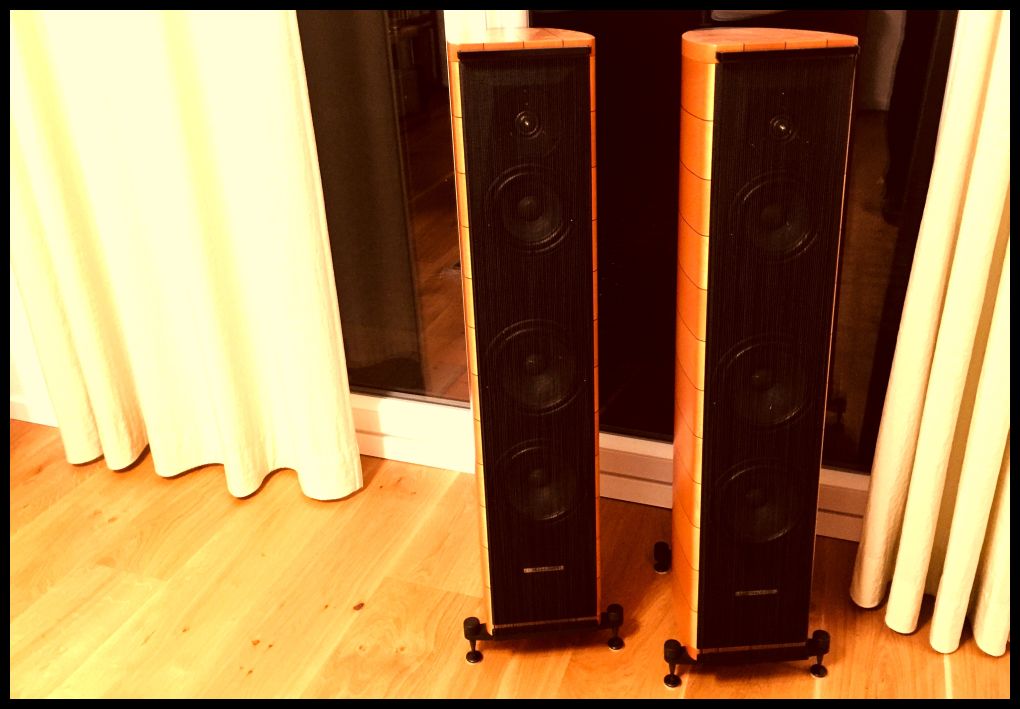 ... und mal wieder ein Paar wunderschöner Sonus Faber Cremona HighEnd Lautsprecher günstigst abzugeben , looks like new , viele Jahre perfect eingespielt und sorgfältigst behandelt , aber trotzdem sehr wenig genutzt , da Eigner oft beruflich aus Auslandsreisen , inclusive 2 x Originalverpackung , inclusive 2 x Original-Schutzüberzüge , inclusive allem Zubehör , wie immer selbstverständlich aus tierfreiem Nichtraucherhaushalt , Price via phone , just call me at 05068 / 3031 - Werner Enge´s Atmosphere-Klipsch - Brand Ambassador of the Klipsch Heritage Line . 