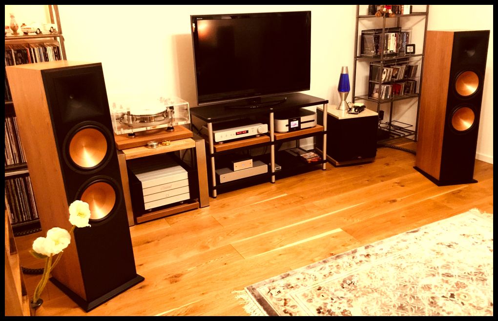 ... und auch hier wieder eine tolle Installation mit den begehrten Klipsch MK3 ( RF7 ) in einem schönen american-natural-cherry . Selbstverständlich complett verkabelt mit den HighEnd Viablue´s aus der 6er Serie ( sichtbar ist leider nur ein wenig vom fetten 6er Lautsprecherkabel rechts und links ... ) , sowie weitere Supergeräte wie Transrotor Rotary mit SME und Ortofon SPU-Gold , Classe´Audio Vor - und Endstufe sowie der chique Classe Zuspieler , alles auch noch prima gefiltert und mit voodoofreien Super-Netzkabeln verkabelt . Das alles ist klasse - und von hier aus immer everytime a very happy listening und mucho fun to the lucky csutomers from werner at Atmosphere - just call 05068 / 3031 / phone for more .....