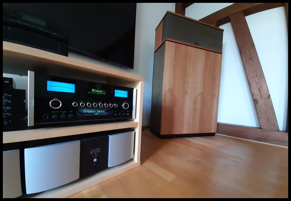 ... und hier nun wieder mal ein wunderschönes HighEnd Stereo Set - Up mit den berühmten Klipschorn´s AK6 in american natural cherry , selbstverständlich ein "matched pair" - amazing superb ! Angetrieben von zwei fetten Mark Levinson Monoblocks und einer McIntosh Vorstufe , alles verbunden mit dem schon legendären Viablue SC6 AirPipe Speakercable . Ein dauerhaftes relaxtes Musik - Geniessen mit den tollen Componenten wünscht Werner von klipsch-direct.com den absolutely lucky owners ! Und da sich nun mal die Geräte und Lautsprecher hier immer wieder doch wiederholen , machen wir mit diesem prima Aufbau hier erstmal eine Pause ... more informations ´bout the legendary Klipsch Heritage Series ? just call 05068 / 3031 / phone .