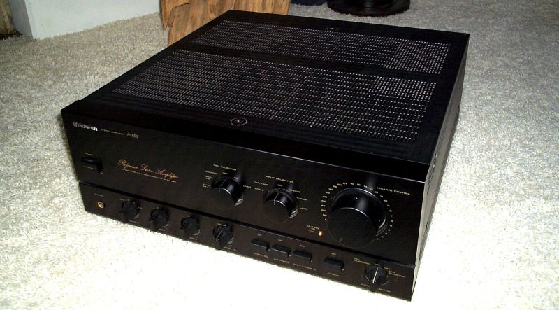 Hier ein bekannntes altes Schätzchen , a well known big Pioneer A 858 - Gerät wiegt etwa 25 kg , 2 fette Netzteile , viele Schaltmöglichkeiten incl. Phono MM/MC , straight direct und vieles mehr . Ein Bolide mit viel Spielerfahrung , runs great for small money . More Infos , auch zum kleinen Schnapper-Price unter 05068 - 3031 Telefon !