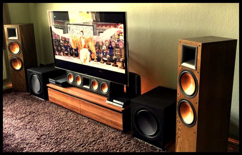 Selbstverständlich auch hier mal wieder ein cooles Set - up , in diesem Falle ein überzeugendes Set aus den Klipsch Reference Series , Klipsch MKII RF7 in einem wunderschönen american - walnut ( walnuss ) , flankiert von 2 Klipsch - Active - Subwoofers , dem entsprechenden Center und Rears . Alles passend im schönen Ambiente - übrigens , Hoch-Floor-Teppich macht sich akustisch immer gut . Viel Spass und everytime a happy listening wünscht Werner@Atmosphere-Klipsch - call 05068 /3031 / phone . 