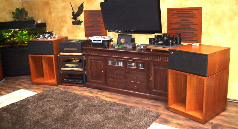 Auch wieder eine ganz feine Sache , Sovereign Director Ultra HighEnd Preamp + Sovereign Glory Ultra HighEnd Endstufe aus der "SovereignSignatureSeries" , OperaAudio´s world famous 5.0 Droplet CD-Player for the music , Cambridge Azur BlueRay- alles an Klipsch La Scala II Anniversary aus der Klipsch Heritage Serie + Klipsch 3x12zoll Subwoofer . Und : der Transrotor DarkStar mit Jelco Tonarm und Goldring Abtastsystem , ein wunderschönes Analoglaufwerk auf zusätzlicher Schieferbasis mit Original Transrotor HighEnd Netzteil . Racks : Lovan mit zum Sideboard passenden Gerätetragflächen . Ordentliche Netzkabel , NF Viablue und andere schöne Dinge , die man so braucht , um Genuss zu haben . Eine Anlage , die ihre Wertigkeit in einem schönen Raum richtig zur Geltung bringt - klasse ! Call for details : 0049/5068/3031 . 