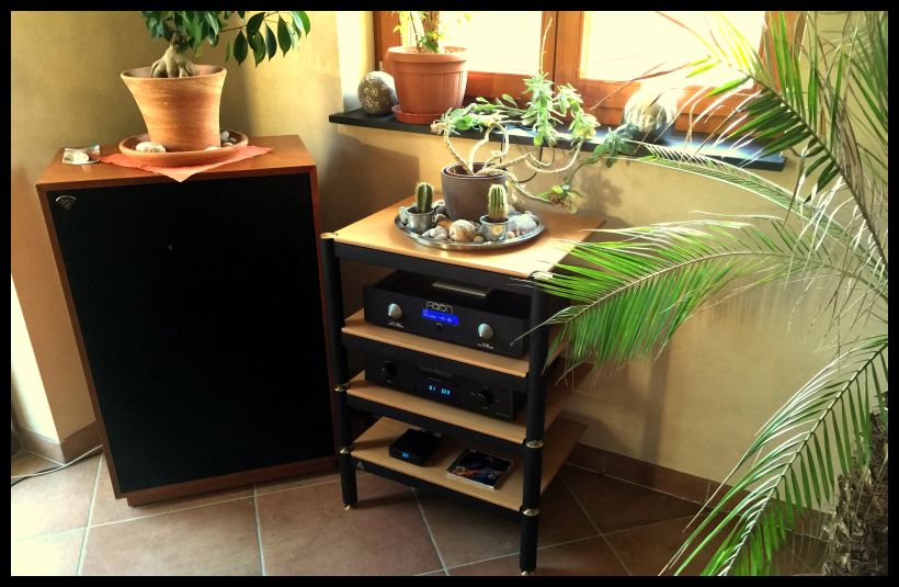 Im schönen Ambiente fühlen sich extrem wohl : die Klipsch Cornwall III Anniversary aus der Klipsch Heritage Serie neben einem black/gold/buche Lovan Classic Rack , welches selbst für Dekoration eine Fläche bietet . Aufgrund der nicht bei allen Lautsprechern gegebenen Möglichkeiten darf eine CW III selbstverständlich auch dekoriert werden , alles spricht dafür . Der perfecte Hörplatz befindet sich im Sweetspot ( Foto zeigt die rechte CW III ) . Signale verstärken darf hier , wie so oft komplett überzeugend der Aaron No.1a HighEnd Vollverstärker mit einem OperaAudio MKIII CD2.2 Player , Music from Radio comes by Project Box Tuner . Verkabelung accurate mit unseren HE Netzkabeln sowie den entsprechenden Viablue´s . Have fun for a long time & everytime a happy listening wünscht werner@klipsch-direct.com . Einfach Tel . 05068 / 3031 - just call !