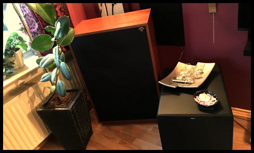 Auch hier wieder mal Klipsch Cornwall III Anniversary aus der Klipsch Heritage Serie im wunderschönen american - cherry ( amerikanische Kirsche ) , never change a winning team - in einem netten Surround - Aufbau . Frontseitig sorgt noch ein Klipsch 15 - Zöller für den entsprechenden " ground - effect " , mit Erfolg selbstredend . Und ja , weil die Frage immer wieder zur Sprache kommt - unsere Speaker lassen sich durchaus mit Dekorationsmaterial veredeln - das halten sie aus ( .... manch andere vielleicht nicht ? ) . Always a happy listening und einen relaxten Music & Filmgenuss wünscht werner@klipsch-direct.com . Call 05068 / 3031 for more information . 