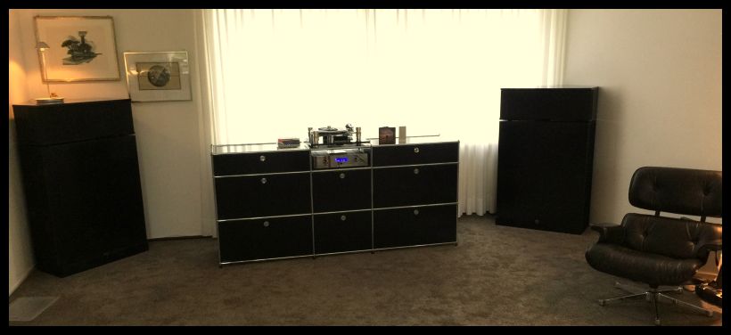 Basierend auf dem brandaktuellen HighEnd Vollverstärker Aaron " The Chrome One " , ein wunderschönes System mit original Klipschorn , einem schönen Oracle Analog Laufwerk mit SME + Ortofon + Transrotor Pre , alles verkabelt mit Viablue SC6 Air + custom bridges . Alle anderen Verkabelungen , wie auch CD to Amp , Viablue S6 Air + voodoofreie Verstromung in dieser ausgephasten Anlage . Everytime a happy listening den glücklichen Kunden wünscht Werner@klipsch-direct.com . Bei ihnen soll es auch so fantastisch klingen und gut aussehen ? Just give us a call at 05068 / 3031 / phone oder 0049-5068-3031 . 