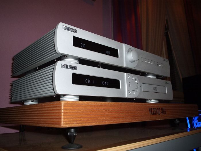 Aussergewöhnlich gute Geräte zum aussergewöhnlichen Preis - die Block Kombination aus Vollverstärker V100 und CD-Player C100 zum Preis von nur 399,--€ ( Verstärker ) und 299,-- € ( CD-Player ) bei Werner Enges Atmosphere-Klipsch in der Vorführung . In 31008 Elze bei Hannover . Machen Sie ihren persönlichen ungestörten Hörtermin . Telefon 05068-3031 von 10.30-19.00 Uhr . 
