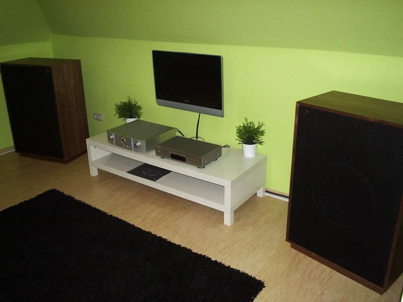 Ein nettes High Fi Set-up in einem mit jugendlichen Energy-green durchflutetem Raum von Werner Enges Atmosphere in 31008 Elze bei Hannover . Klipsch rocks - mit den beiden Klipsch Cornwall III Anniversarys . Call 0049-5068-3031 oder national 05068-3031 . 