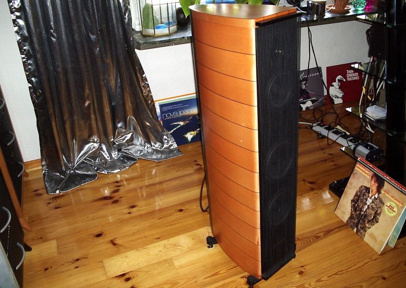 For Sale - im Kundenauftrag : 1 Paar HighEnd Lautsprecher aus der Lautsprecherschmiede SonusFaber , Italia . Die berühmte SonusFaber Cremona in natural-maple , Zustand excellent , erworben Ende 2005 , Neupreis € 7300,-- , inclusive Zubehör und Originalverpackung . Für ihren Bestpreis bei uns ( VB ) rufen Sie uns gerne an unter 05068-3031 Telefon . Werner Enge s Atmosphere in 31008 Elze Saaledamm 5 . Ihr absoluter Spezialist für alle Fragen in Bezug auf Kompatibilität !