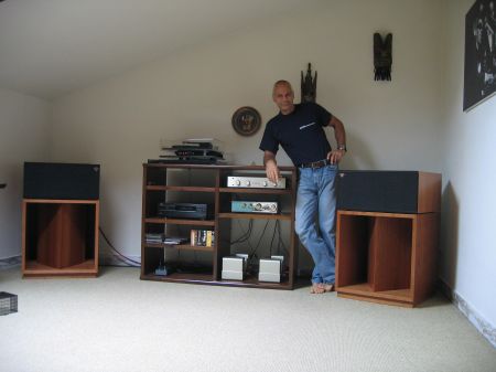 This lucky guy from Europe is just havin fun on his new Klipsch La Scala II Anniversary´s . His Ferrari is as fast as his speakers . he likes to drive them with about 120 db´s . 