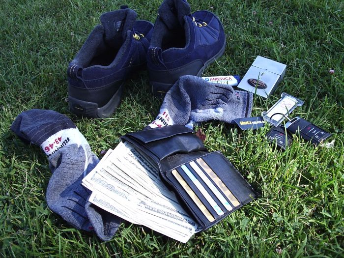 Was braucht man zum relaxen ? Shoes , 4000 $ cash , creditcards , cigarillos , keys for a vette from hertz - yeah - and socks . Don´t forget the lighter .