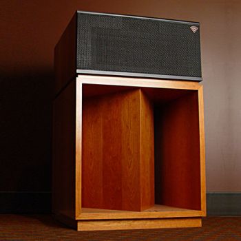 Ein Paar wunderschöner aktueller Klipsch La Scala II aus der Klipsch Heritage Serie in american-cherry sind jetzt im Kundenauftrag günstig abzugeben . Selbstverständlich besitzt die aktuelle Serie das drastisch bessere vielfach verstrebte Kunststoffmitteltonhorn , die viel besseren aktuellen Frequenzweichen mit den Möglichkeiten des SingleWire - Biwire - Biamping sowie natürlich die erheblich grössere Wandstärke des kompletten zweiteiligen Gehäuses . Zustand top , wohnzimmergepflegt aus Erstbesitz . Einfach anrufen unter 05068/3031 Telefon . 