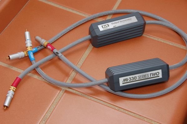 M.I.T.RCA-Kabel im Kundenauftrag bei Werner Enges Atmosphere-Klipsch .We prefer Aaron amplification at its best . 0049-5068-3031.