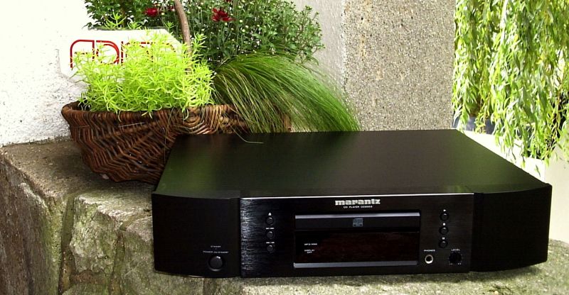 Ein netter rabenschwarzer Marantz CD-Player CD 5003 , erst einige Monate jung , Garantie , Preis VB , einfach mal anrufen unter 05068-3031 . Gerät kann : Wiedergabe von CD, CD-R/RW mit CD-Text - MP3, WMA kompatibel - Hochwertiges CS4392 DAC - Anspielautomatik (AMS) - Audio EX Funktion - Display-Aus-Funktion - Kopfhörerausgang - Digitale Koaxial- und optische Ausgänge - Marantz D-Bus Steuerung - Fernbedienung . Ovp und alles Zubehör vorhanden , absolut sauberes Gerät aus NR-TF-KL Haushalt . 