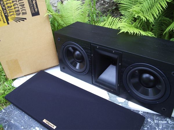 Ein Klipsch KLF Centerlautsprecher im Bestzustand , echtholz-satinblack-furniert , OVP inclusive , Bsp 100% , Bj.2003 , mit grossem Mittelhochtontractrixhorn und extremem Wirkungsgrad . Für ihren Bestpreis kontaktieren Sie uns bitte unter 05068-3031-Telefon . Versand europaweit - we do europewide shipping for You . Give us a call at 0049-5068-3031 . 10.30-19.00 Uhr - 10.30am to 7.00pm . Call Werner Enge at Werner Enges AtmosphereKlipsch SovereignAaron , we prefer only the best . 