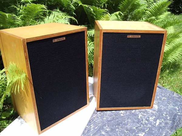 2 x Klipsch Heresy aus den achtzigern im Original Zustand , günstig zu bekommen bei Werner Enges AtmosphereKlipsch in 31008 Elze bei hannover . Call 05068-3031 or intl phone 0049-5068-3031 . We prefer Sovereign Signature Series and Aaron Amplification . 