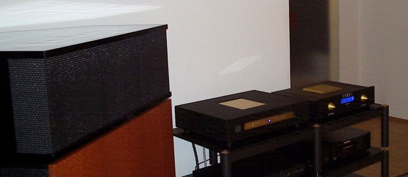 Nun , eine Endstufe aus der Sovereign Signature Series , die Sovereign Power , sorgt hier für den kultivierten Schub an den 60th Anniversary Klipsch Fullrange Hornlautsprechern . Für einen musikalisch homogenen Antrieb sitzt davor eine Aaron No.22 HighEnd Vorstufe , ein wenig "customized" , damit der Look auch zu der schönen Sovereign passt . Alles , wie so oft , auf Lovan Racks placiert . Alle Verbindungen Viablue . Ordentliche Stromverteilung und Netzkabel sind für uns ein selbstverständliches "Muss" . 