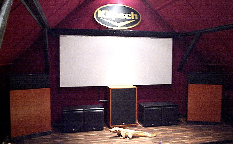 Ein absolut perfectes Homecinema/Stereo Set-up , bestehend aus 3 x Klipsch Cornwall III Anniversary , 2 x Klipschorn 60th Anniversary , 4 x ! Klipsch THX Ultra Subwoofer mit 2 Controller/Endstufen ( over 6kw max im Bassbereich ! ) Powered by AARON No.22 Cineast Vorverstärker und AARON No.3 Millennium + AARON No.33 Endverstärkern . CD-Music by Consonance OperaAudio Orfeo . All speakers are wired by Viablue Biwire . All racks : Lovan . 