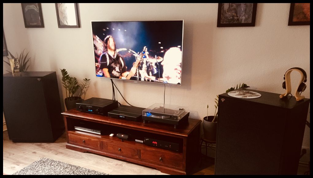 ... und mal wieder ein wunderbarer französischer Micromega M One HighEnd Vollverstärker , zukunftssicher in allen Belangen , mehrere Digi - Eingänge , mehrere analoge Eingänge , superbes MM + MC Phonoteil , cleanes Bluetooth , excellente fein bedienbare Metallfernbedienung , Sub - Out , Pre - Out , XLR + RCA , einfach alles supercool ! Dieses flache Designobject treibt hier ein Paar Klipsch Cornwall aus der Klipsch Heritage Serie an und tut das alles absolutely fantastic , verbunden mit den netten Viablue - Cables ( Speaker + RCA´s , wie auch die gesamte Anlage ) und "under assistance" vom Technics DirectDrive + OperaAudio MK III CD Player , zusätzlich gibt´s noch Feines auf die Ohren mit einem limited Edition Grado Headphone " The Hemp " oben rechts auf einem sinnvollen Headphone - Stand . Dazu noch ein sehr günstiges Netzfilter + sinnvolle Netzkabel mit Cardas - Tech , mit umschaltbarem Anzeige - Display ( 6 Anschlüsse ) Wenn das dann alles noch bei einem supercoolen Schlagzeuger ( der selbstverständlich genau weiss , wie so etwas zu klingen hat ) zufriedenstellend aufspielt - ja , dann ist die HighFi Welt in Ordnung !Wanna have such a system ? Just call 05068 / 3031 / phone / Werner Enge . Und dem glücklichen Besitzer : just keep on rockin´ !!!