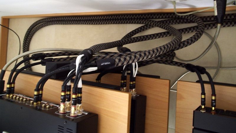Auch in diesem Beispiel HighEnd Viablue Air6 Speaker-Cable am Aaron No.1a und Klipsch -call-05068-3031-phone.