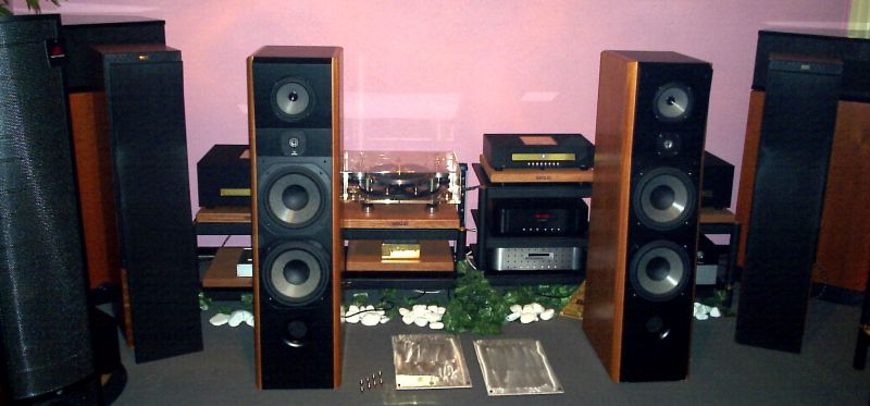 Ein Paar wunderschöner HighEnd Lautsprecher im Kundenauftrag von Focal JM-Labs , die Electra 946 . Der ehemalige Neupreis betrug € 7000,-- . Garantie gibt es noch bis April 2012 . Zubehör : Prospekt , Spikes , angefertigte optionale Bodenplatten aus Metall , Lautsprecherbespannungen . Terminals : Bi-wiring . Abmessungen : 125,8x32,5x51,4(HxBxT) , Gewicht pro Stück : 55 kg . Ausführung : Anigre´- black-satin , classic . Für Preisinformationen rufen Sie bitte an unter 05068/3031 Telefon . Abholung erwünscht , Lieferung möglich gegen add.cost . 